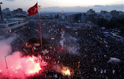  Gezi Park Protests: Bão Tố Nổi Loạn Trên Quảng Trường Cảnh Vật